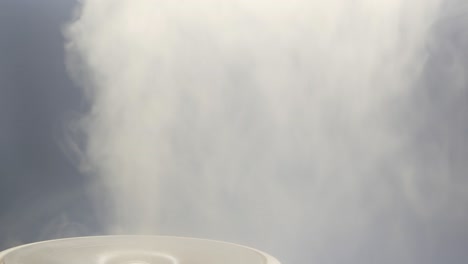 vapor blanco del humidificador ultrasónico. frume de vapor del difusor para hidratar el aire. circuito interminable de video de humo para la humedad en el hogar. hidratante y purificador de aire. niebla difusa del inhalador