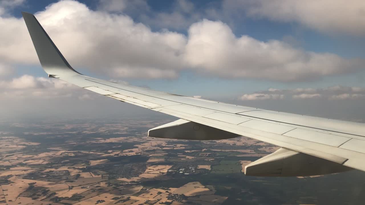 крыло самолета, летящего над облаками