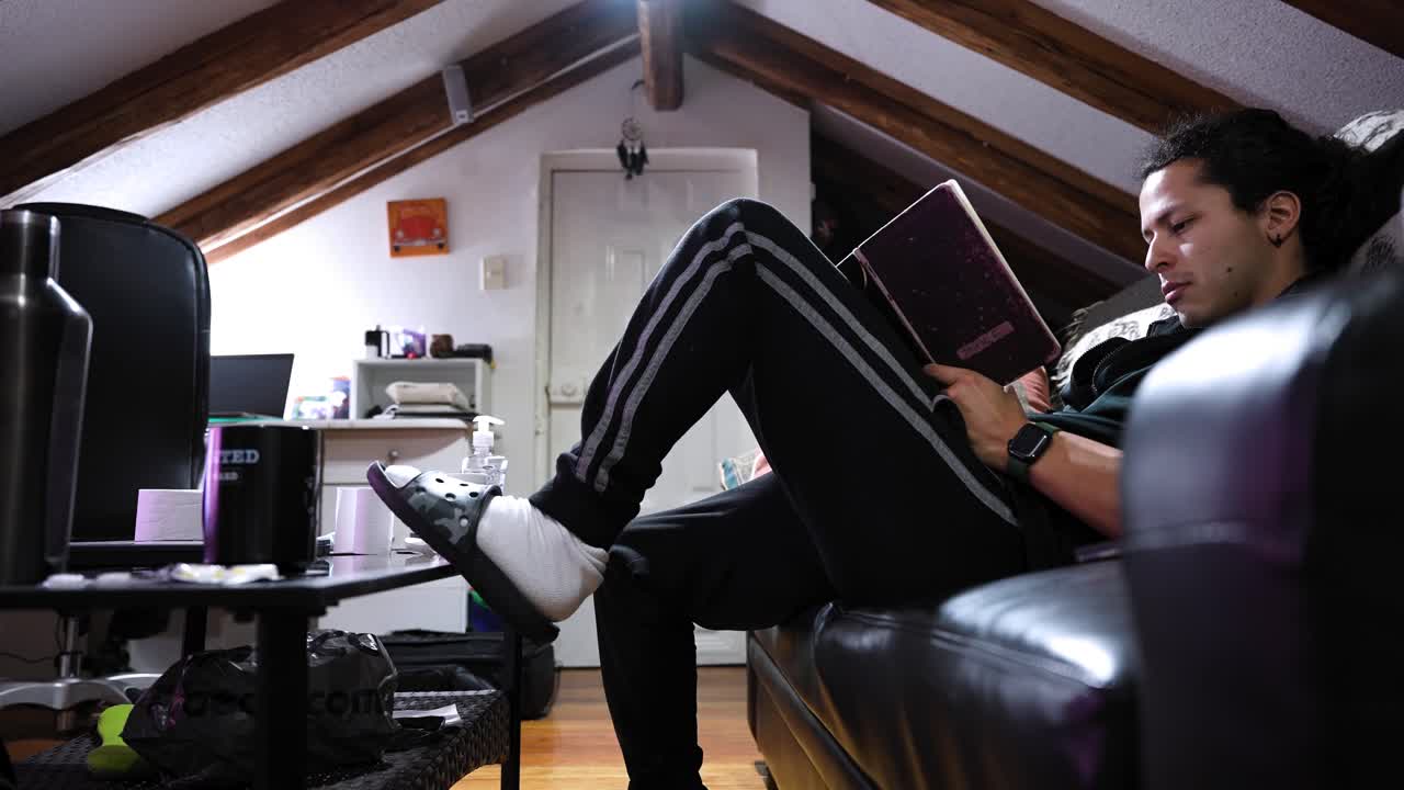 작가가 방에서 노트북에 자신의 생각을 적고 있습니다.