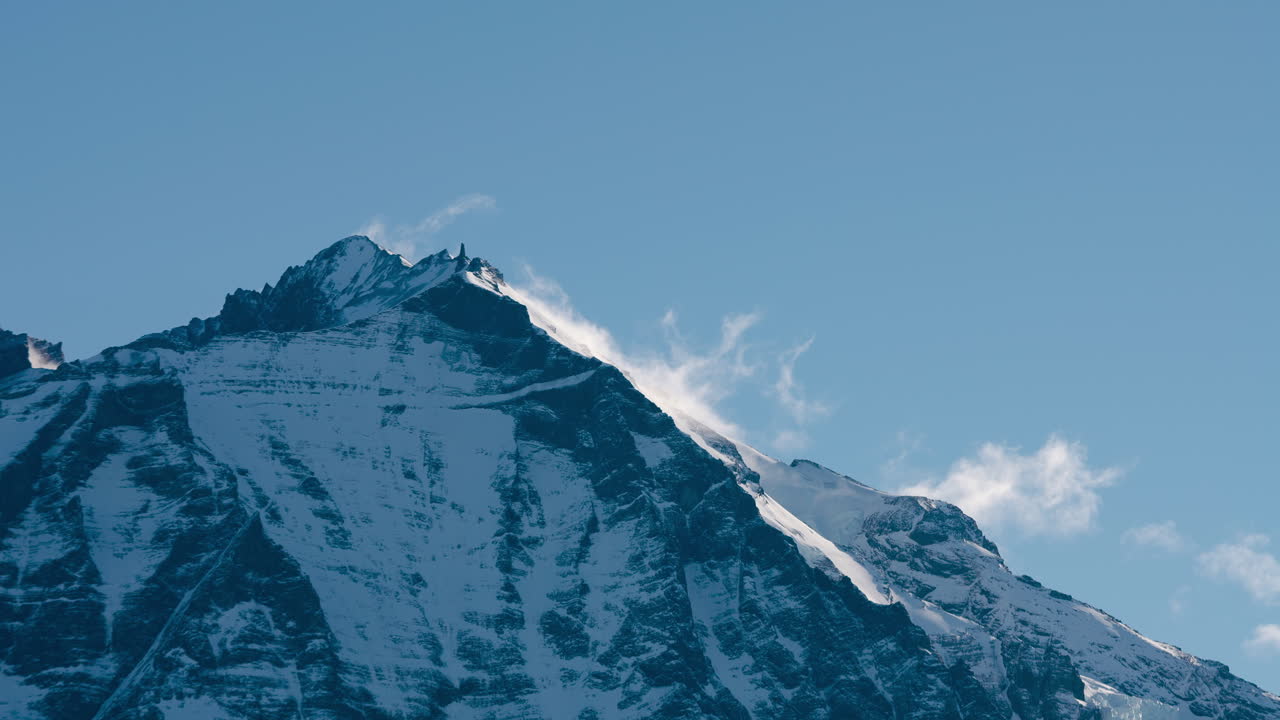 volutas de nube frente a mont almirante nieto en patagonia