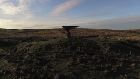 Luftgesang-Klingelnder-Baum-Musikalische-Panoptikum-Skulptur-In-Lancashire-Wanderlandschaft-Weite-Umlaufbahn-Rechts