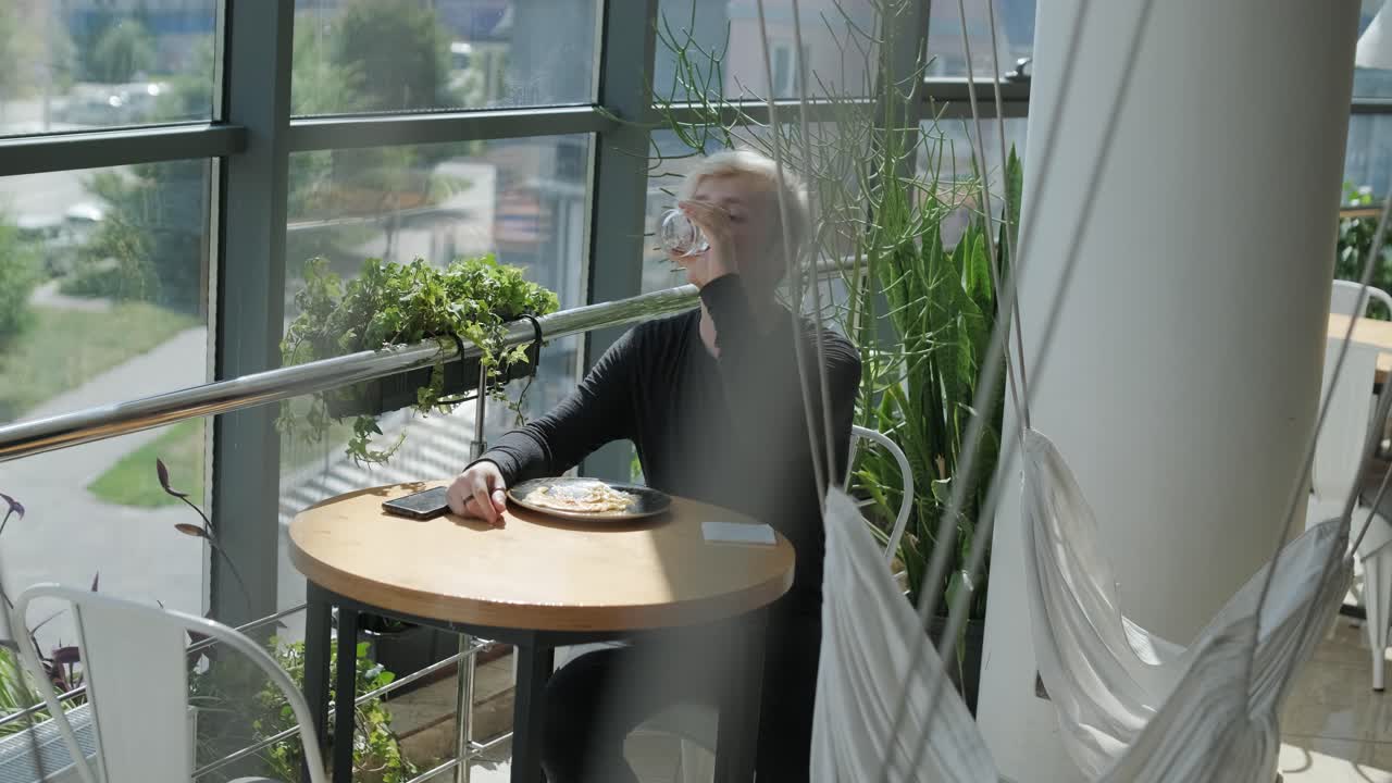 hombre bebiendo y comiendo almuerzo en un café moderno