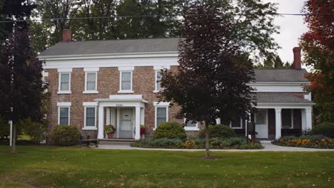 tomada estática de la casa de martin harris cerca del centro de palmyra, nueva york.