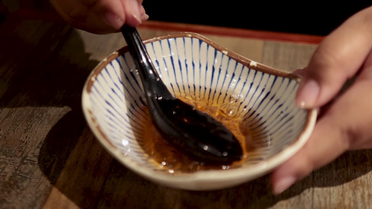 손 은 세라 그 에 소스 를 부어 놓고 있다