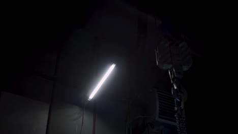 grúa industrial en un almacén oscuro
