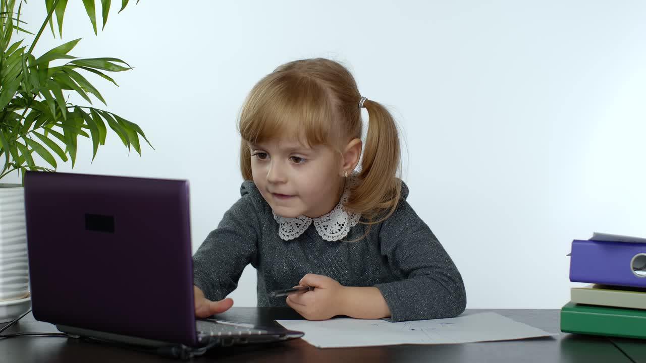 niña escolar aprende lecciones en casa. educación a distancia durante la cuarentena por coronavirus. aprendizaje electrónico