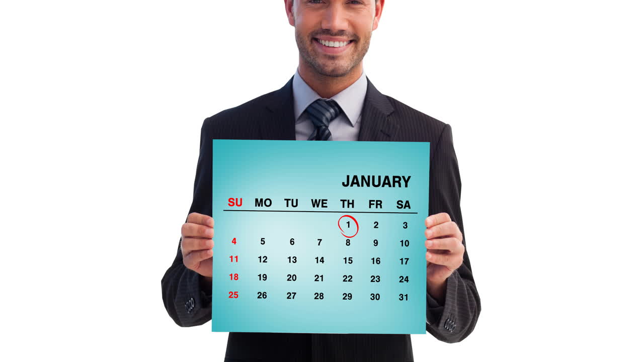 hombre de negocios caucásico sonriente sosteniendo calendario de enero con anillo rojo sobre el 1 de enero