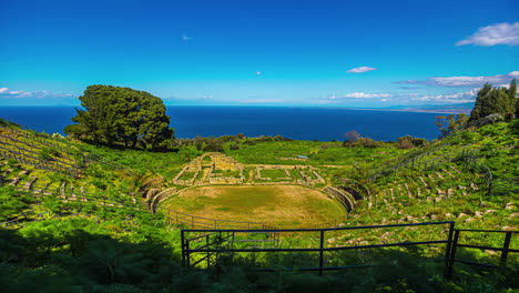 Zeitraffer-Des-überwucherten-Griechischen-Tindari-Theaters-Mit-Blick-Auf-Den-Blauen-Ozean