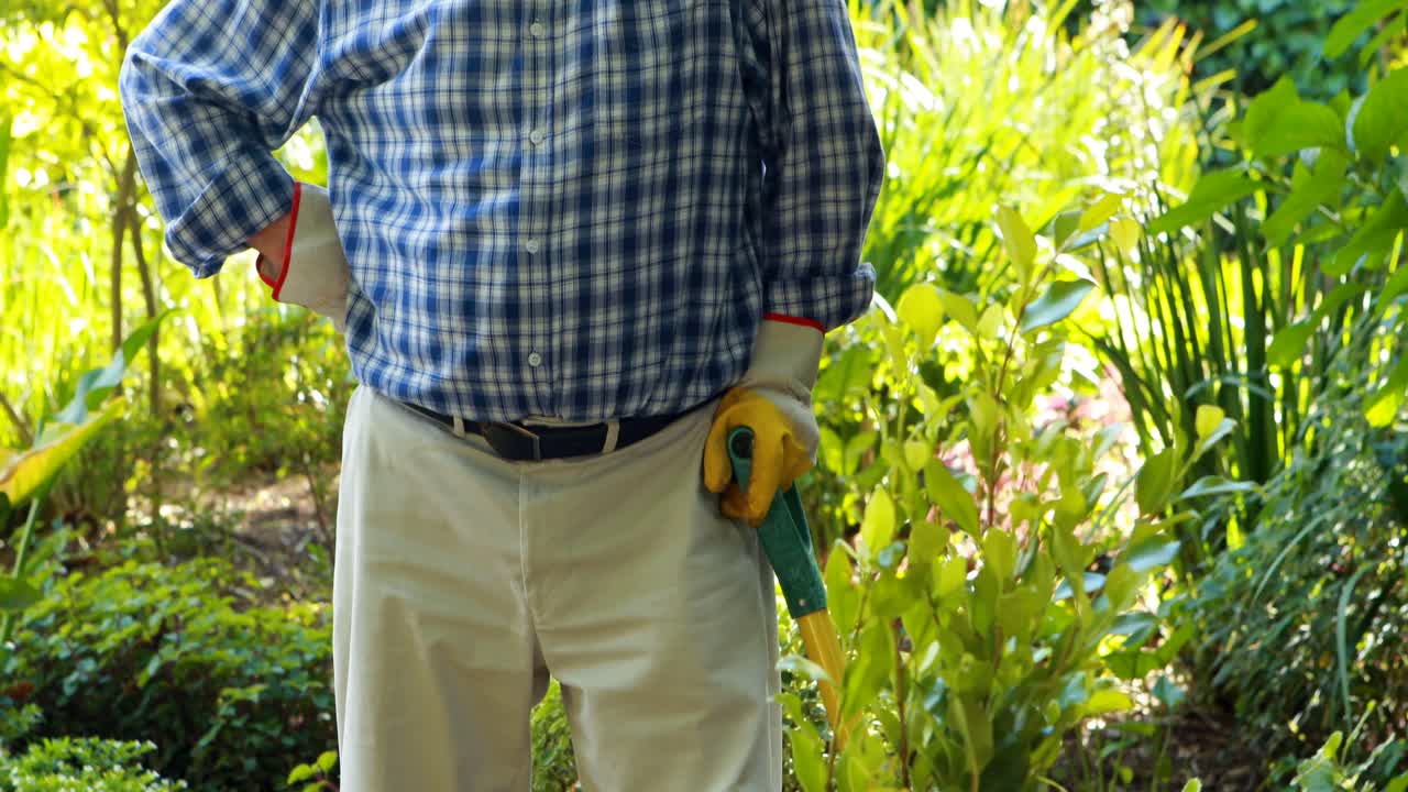 retrato de un anciano con una pala