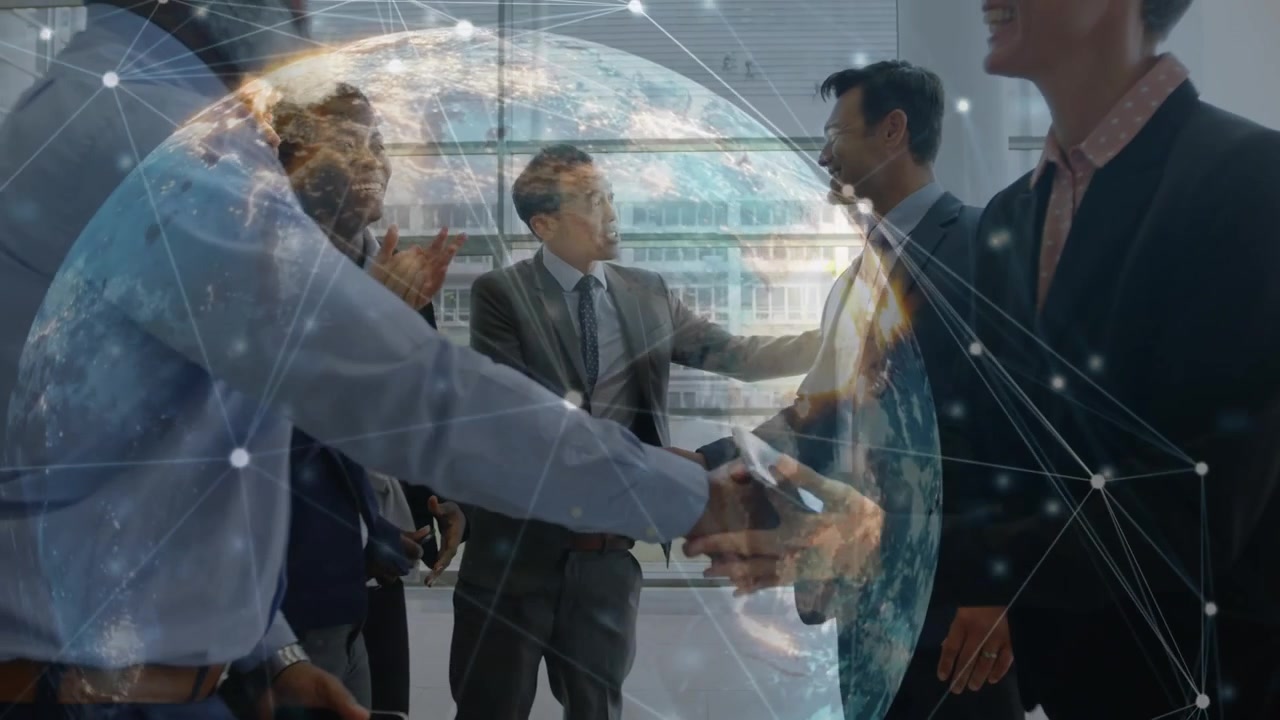 Animazione di connessioni e un globo sulle mani di diversi uomini d'affari che si stringono la mano