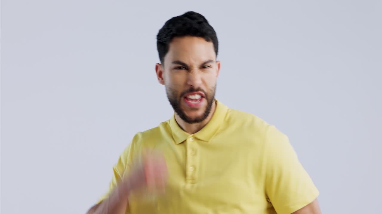 cara, hombre y emocionado por el éxito en el estudio a