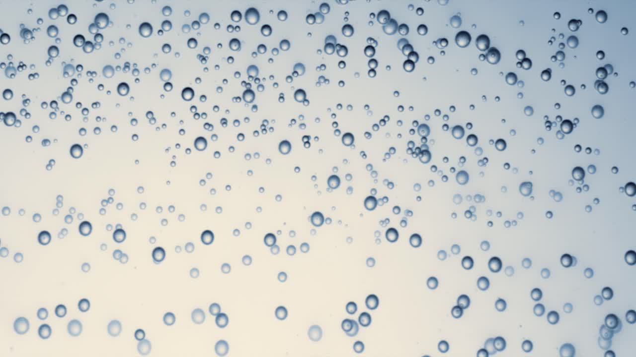 파란 물에 많은 물 거품이 가 ⁇ 게, 느린 움직임의 거품과 함께 추상적인 물 파동.