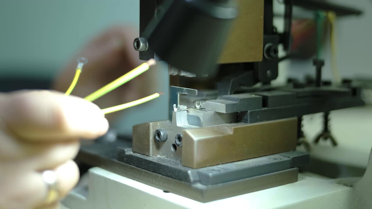 제조 시설에서 전선 연결 과정