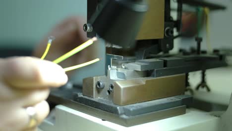 proceso de conexión de cables en una instalación de fabricación