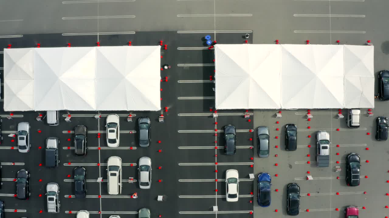 미국 캘리포니아주 로스앤젤레스 체이스 포럼의 잉글우드에 있는 드라이브 스루 covid-19 테스트 시설의 공중 4k 영상