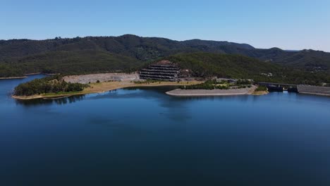 Represa-Hinze-Y-Montañas-Boscosas-En-El-Fondo---Lago-Advancetown-En-Verano---Costa-Dorada,-Qld,-Australia