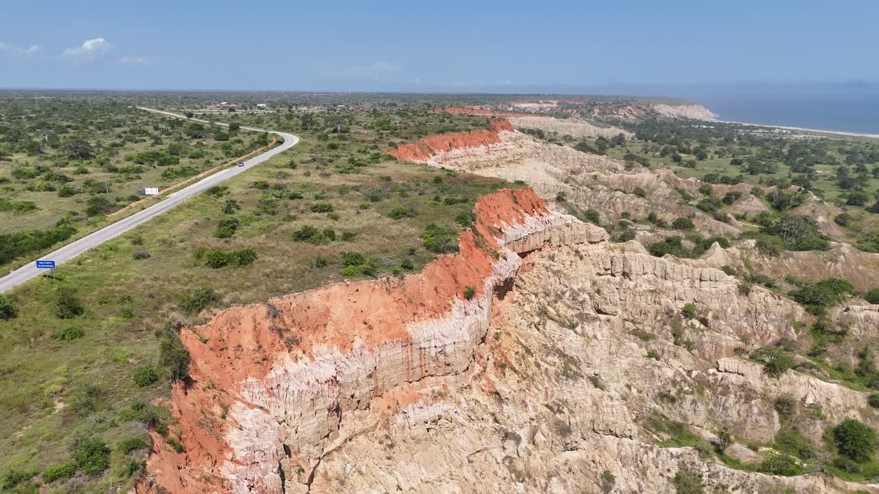 prospettiva aerea dall'alto di Miradouro da Lua, che mette in mostra le iconiche formazioni rocciose erose e le profonde tonalità della terra arancione