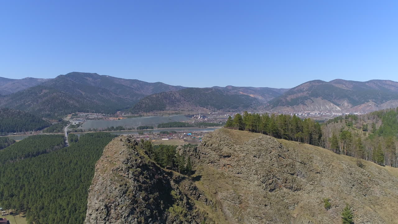 모험가들과 함께 산꼭대기 위로의 항공여행