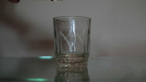vino blanco vertido en vaso. en cámara lenta