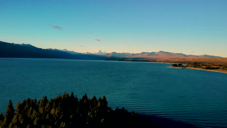 Retirada-De-Drones-Sobre-El-Lago-Pukaki-Con-Agua-Turquesa-En-Nueva-Zelanda