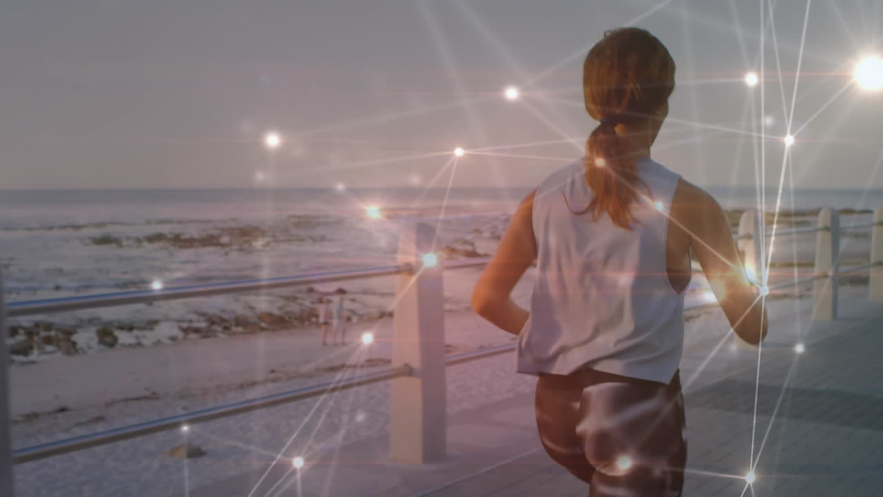 animación de la red de conexiones y procesamiento de datos sobre la mujer corriendo