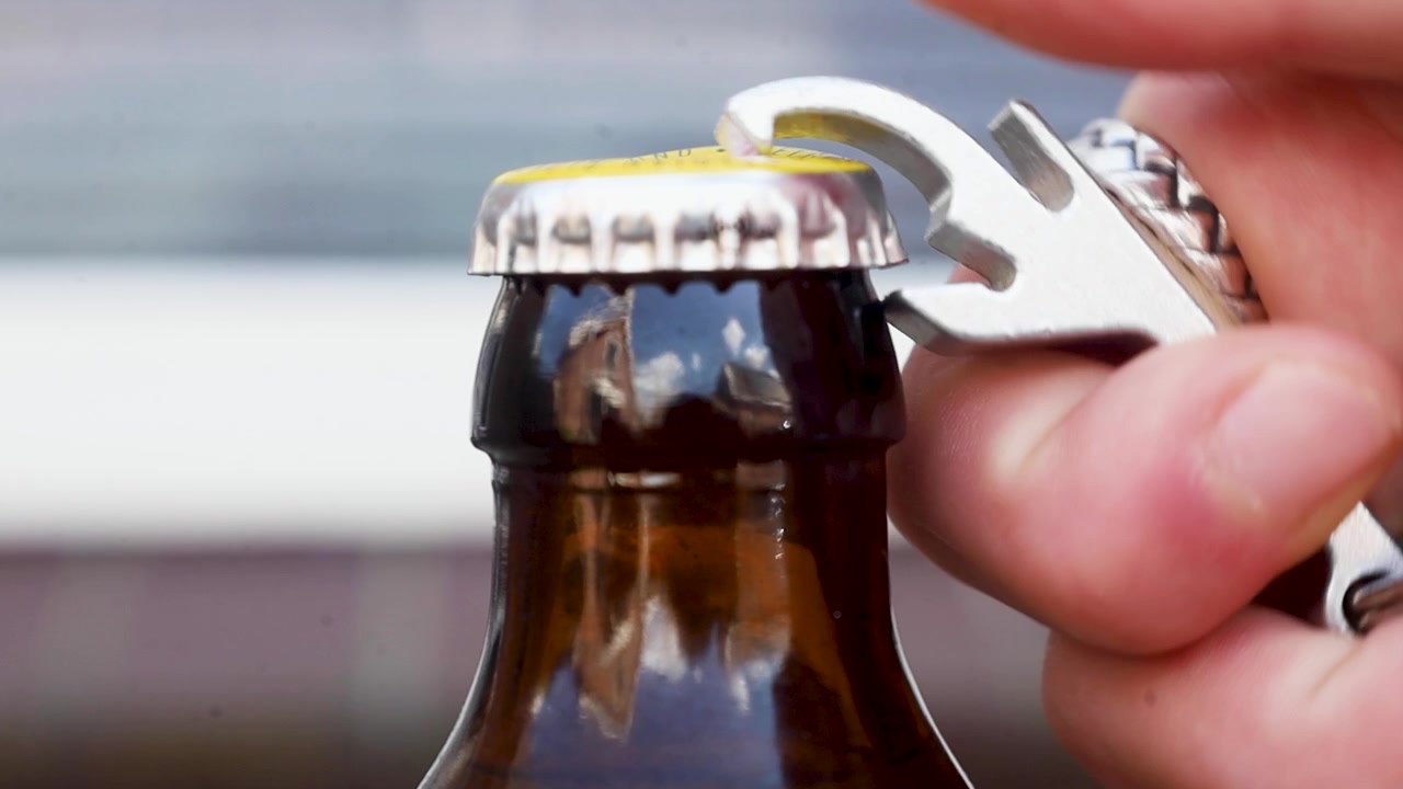 Video che usa un apribottiglie per aprire una birra.