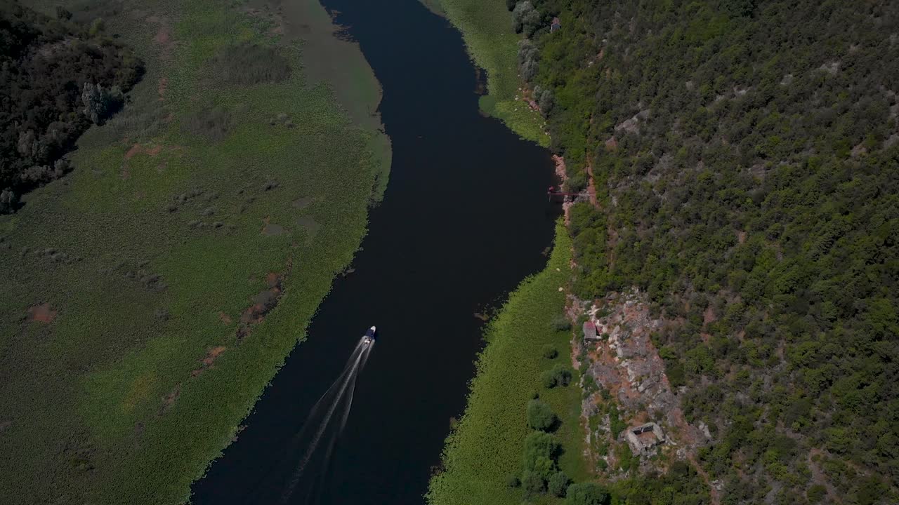 crucero en barco turístico por el río en el punto de vista de pavlova strana en el parque nacional del lago skadar, montenegro