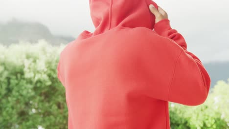 video en cámara lenta de un hombre afroamericano con capucha roja con espacio de copia