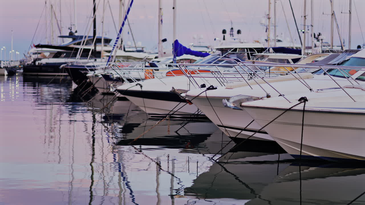 Molteplici barche bianche ormeggiate nel porto Vauban al tramonto ad Antibes, Francia
