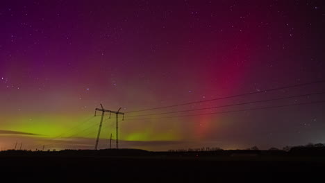 Estrellas-Y-Coloridas-Auroras-Boreales-En-El-Cielo-Sobre-La-Torre-De-Transmisión-Por-La-Noche