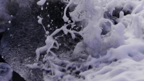 Islandia-Cámara-Lenta-De-Las-Olas-Del-Océano-En-La-Playa-De-Diamantes