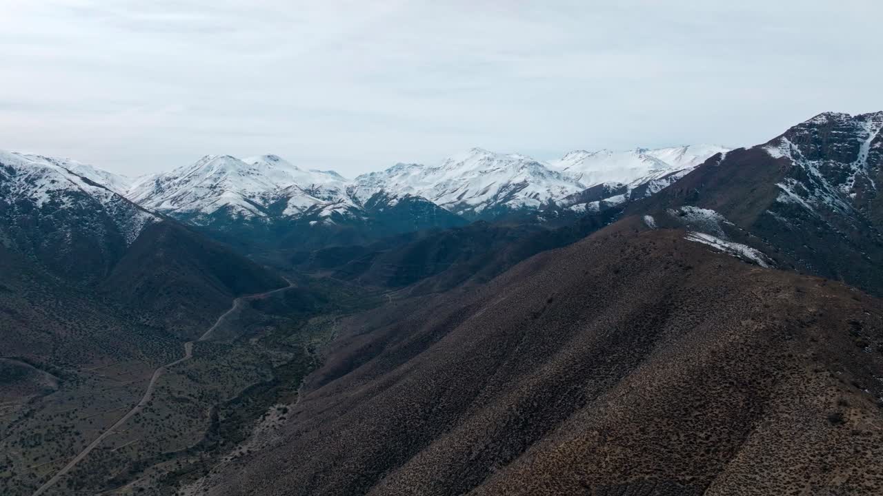 órbita aérea de la cordillera nevada de los andes en el norte de chile