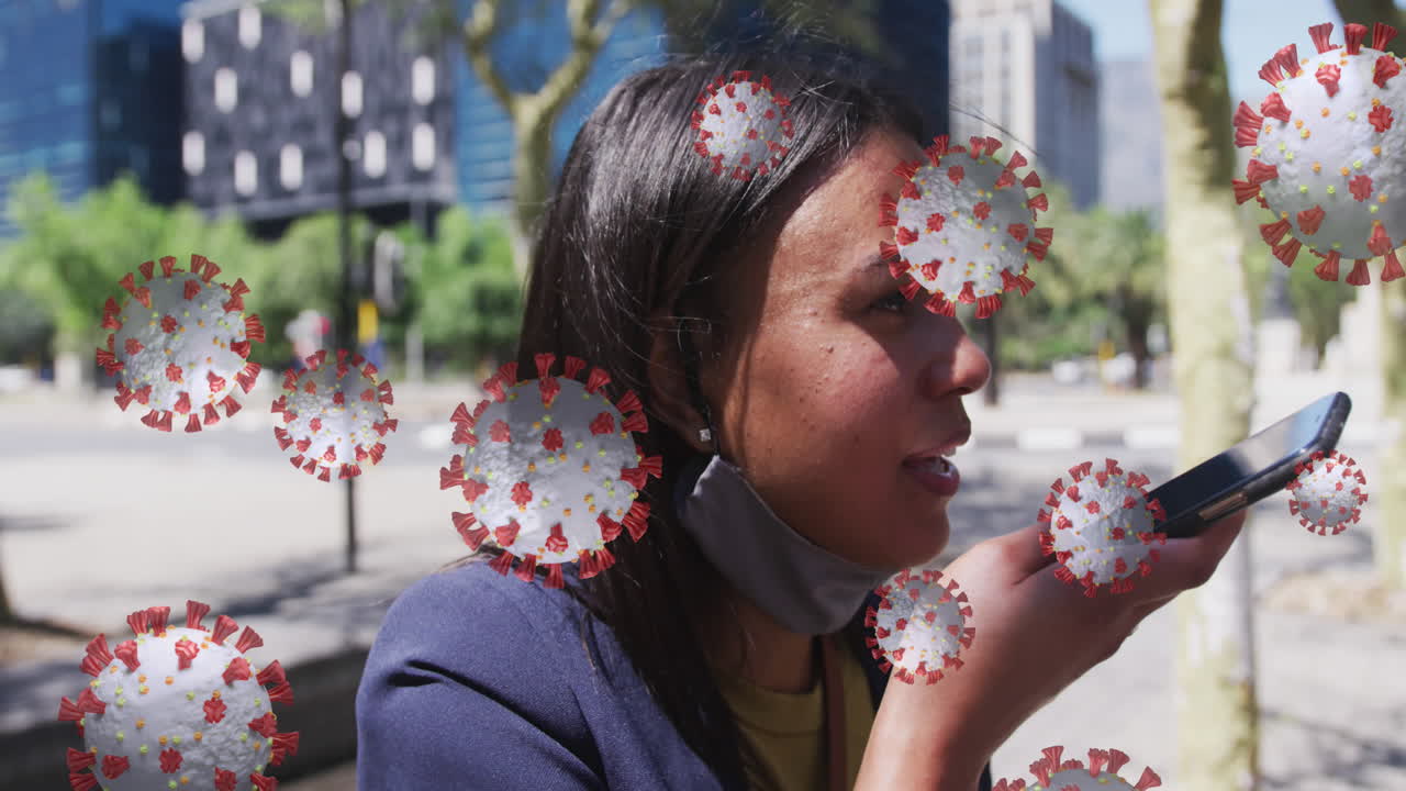 도시에서 스마트폰으로 이야기하는 여성에 대한 코로나 19 세포의 애니메이션
