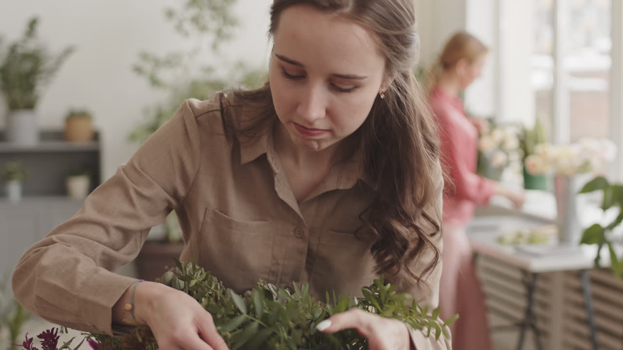 цветочник устраивает букет