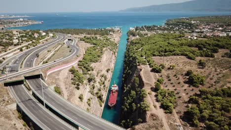 vista de drones del canal de corinto, grecia y peloponeso
