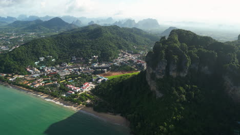 Tailandia,-Provincia-De-Krabi,-Vista-De-Drones-De-Los-Acantilados-De-Las-Islas-Phi-Phi