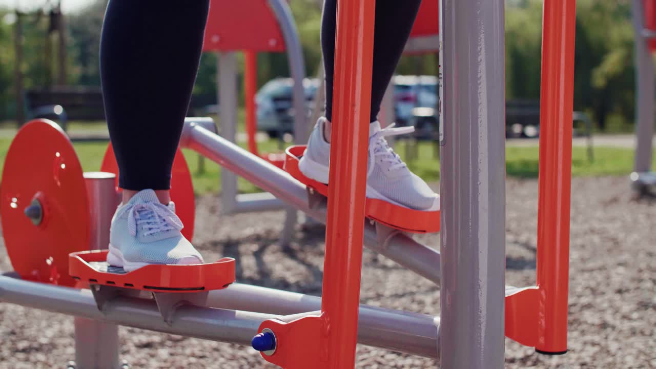 mujer usando un entrenador elíptico