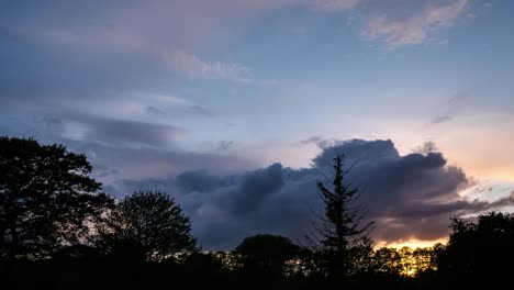 Zeitraffer.-Himmel-Und-Wolken-Nach-Sonnenuntergang