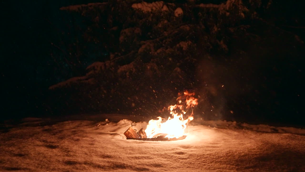 paisaje de invierno frío, llamas ardientes, entorno oscuro