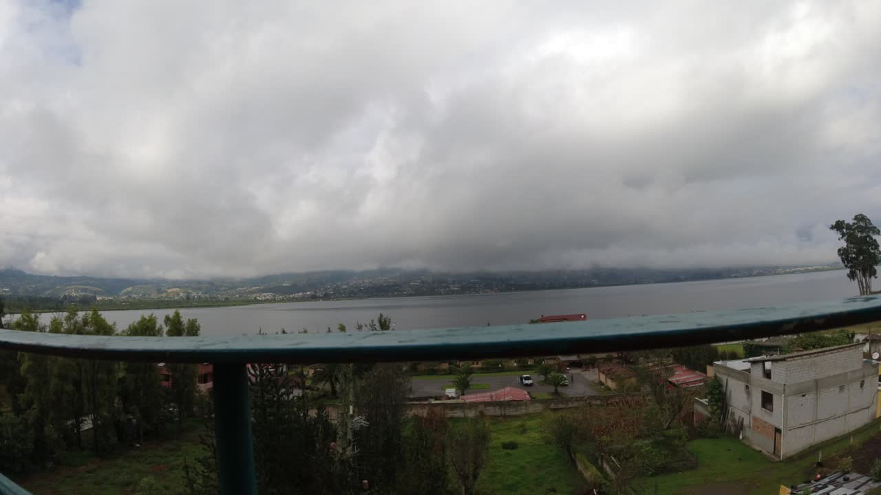 timelapse nublado en el lago por la mañana
