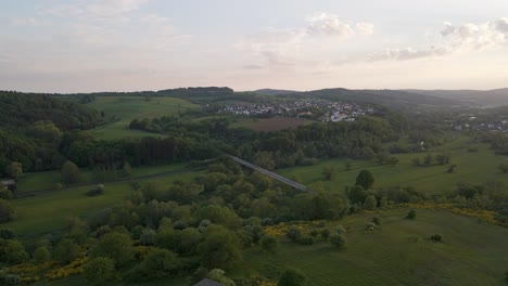 Kleine-Weiße-Backsteinhütte-Auf-Dem-Gipfel-Eines-Grünen-Hügels-In-Deutschlands-Landschaft