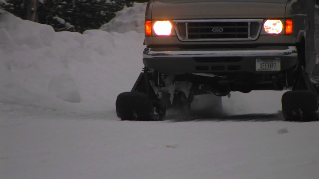 눈 덮인 도로를 따라 제설차가 움직인다