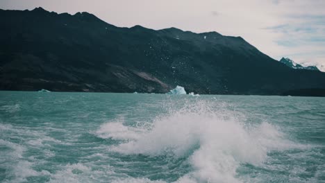 아르헨티나 파타고니아의 빙하 근처에 있는 아르헨티노 호수 (lago argentino) 에 있는 보트 스플래시 트레일 (boat splash trails)