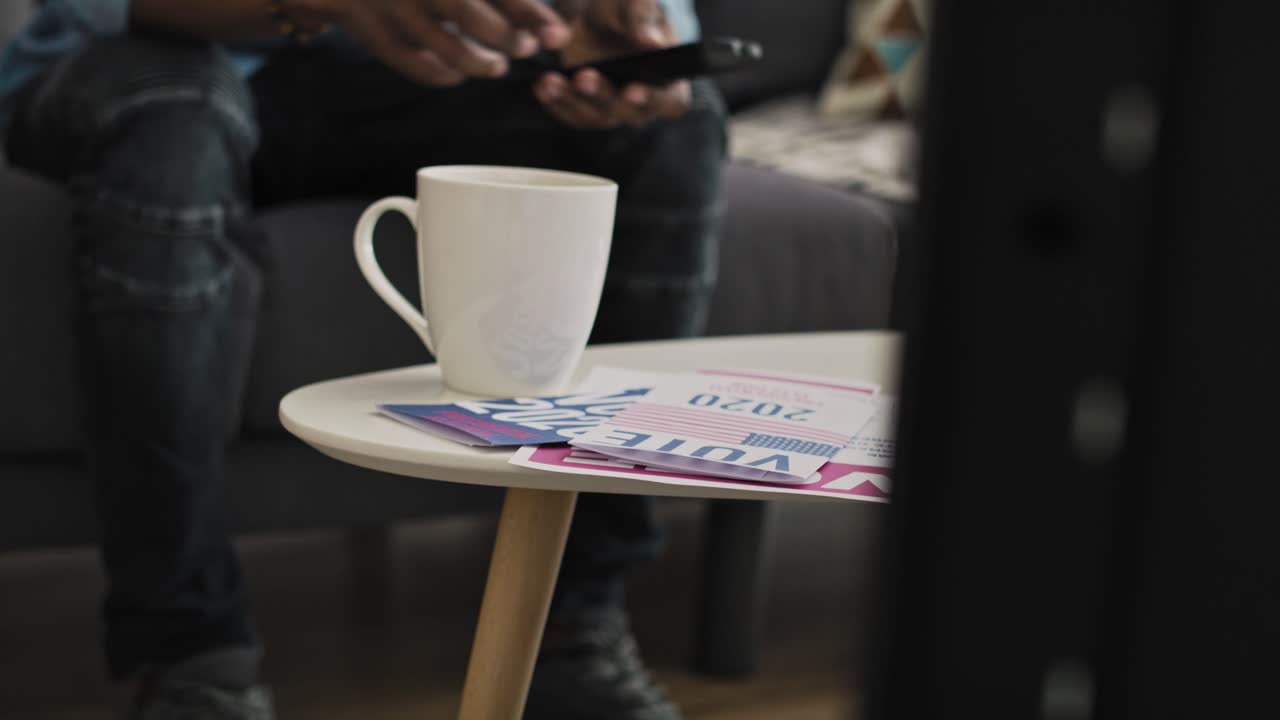 hombre negro afectuoso en ver la televisión