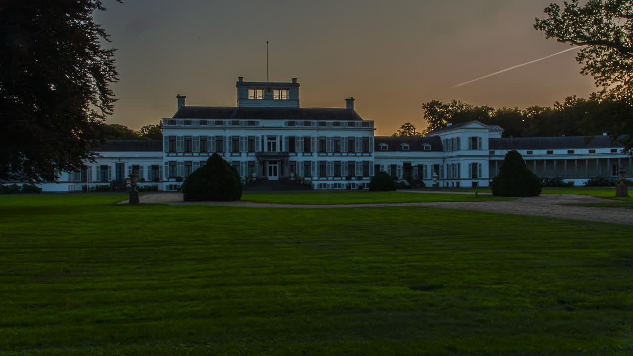 네덜란드 의 웅장 한 궁전 뒤 에 해 가 지는 아름다운 타임  ⁇ 스, 카메라 가 왼쪽 에서 오른쪽 으로 움직인다