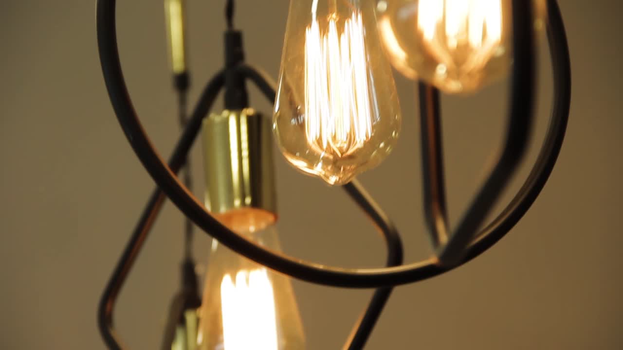 colgante industrial con led amarillo de 3200k - toma macro con poca profundidad de campo