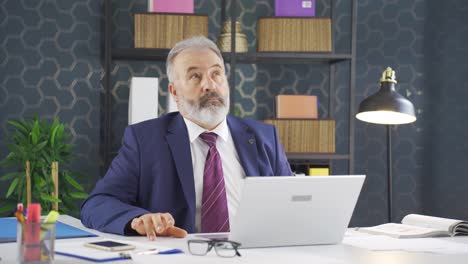 el hombre de negocios nervioso y estresado está pensando.