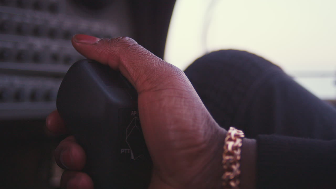 남자 손은 엔진 제어 레버 항공기를 잡습니다. 남자 손은 제어 레버를 당 ⁇ 니다.