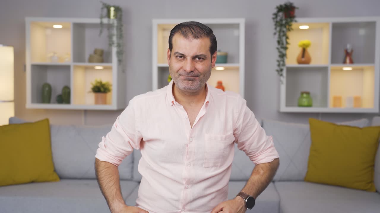 hombre mirando deprimido a la cámara.