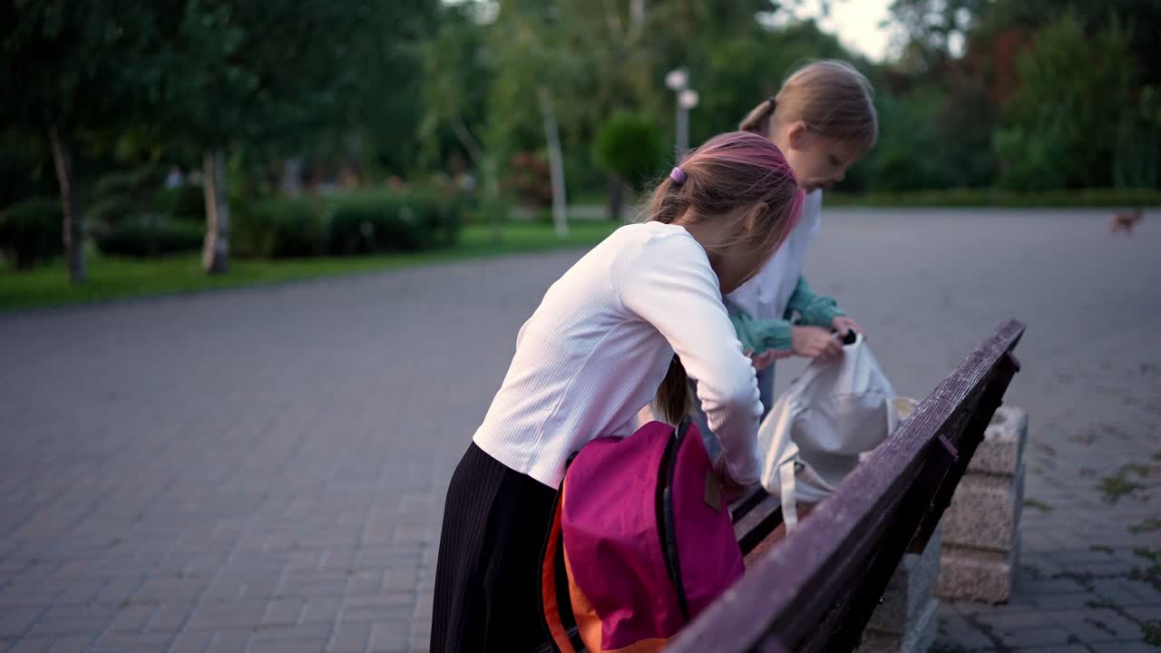 Dos chicas en un parque.